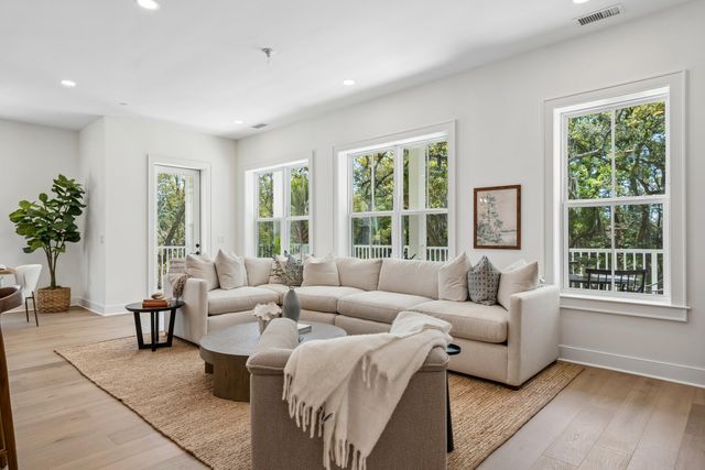 540 Helmsman 1233, Charleston, SC 29492