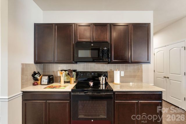 1378 Land Grove Drive, Kernersville, NC 27284