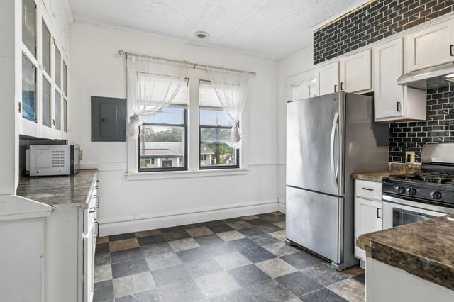 393 Geranium Avenue E, Saint Paul, MN 55130