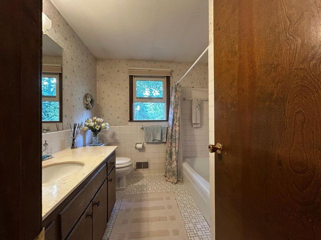 5217 Clear Spring Drive, Minnetonka, MN 55345