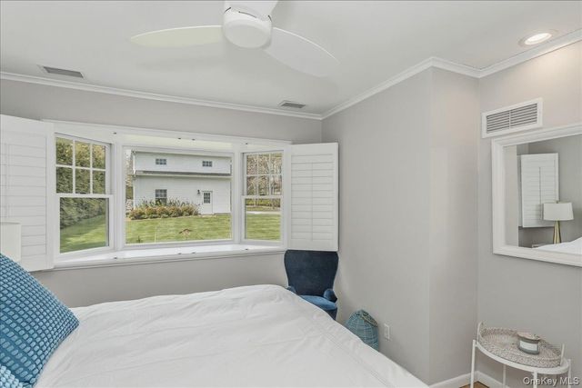 15 Gardners Lane, Hampton Bays, NY 11946