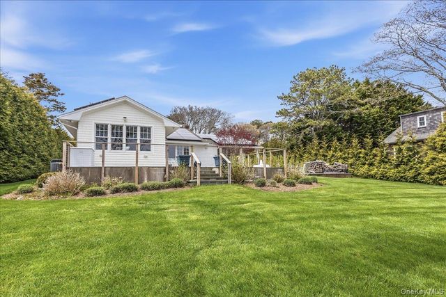 15 Gardners Lane, Hampton Bays, NY 11946