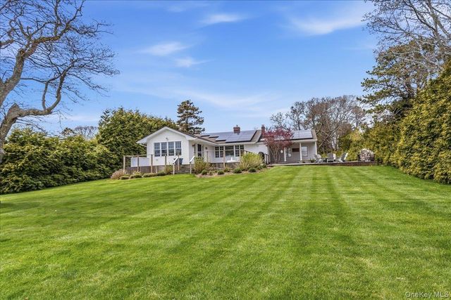 15 Gardners Lane, Hampton Bays, NY 11946