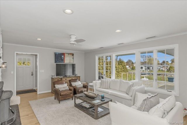 15 Gardners Lane, Hampton Bays, NY 11946