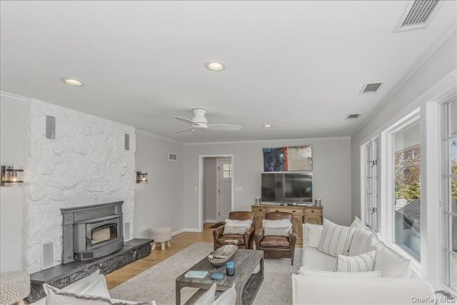 15 Gardners Lane, Hampton Bays, NY 11946