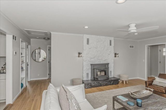 15 Gardners Lane, Hampton Bays, NY 11946