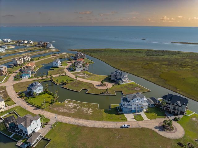 7 Half Moon, Hitchcock, TX 77563