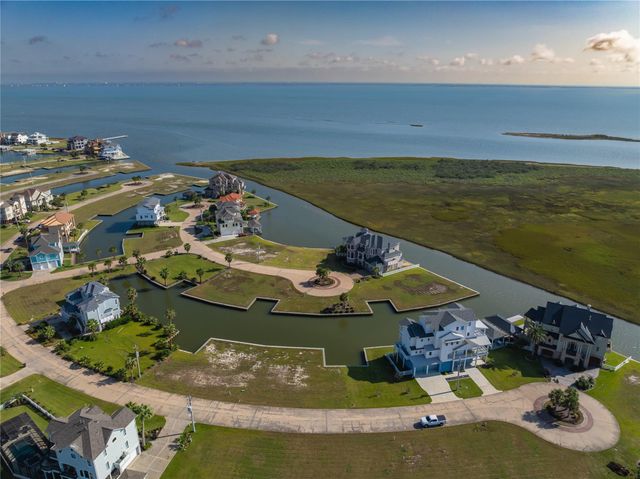 7 Half Moon, Hitchcock, TX 77563