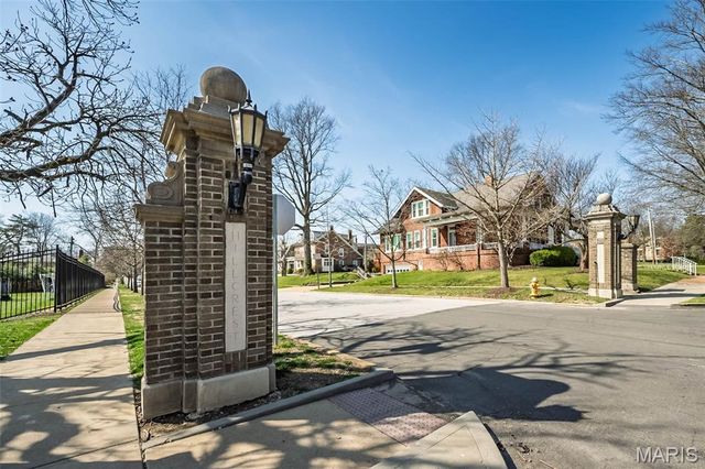 77 Aberdeen Place, Clayton, MO 63105