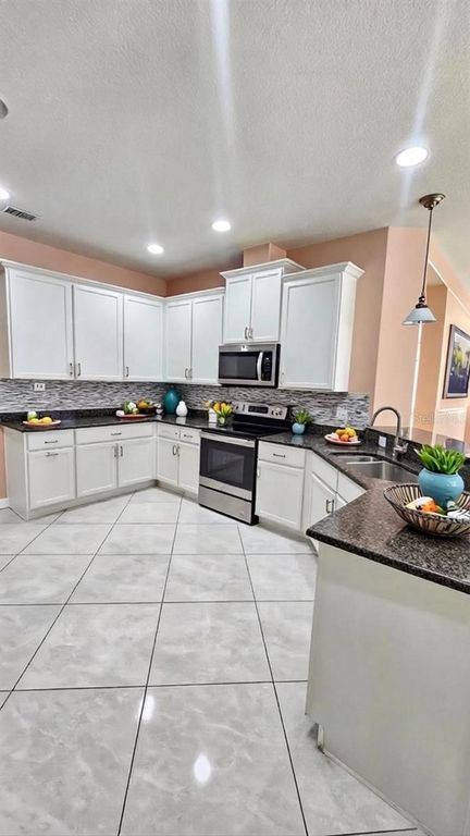 Image 2 of property listing at 11114 HARTFORD FERN DRIVE, Riverview, FL 33569