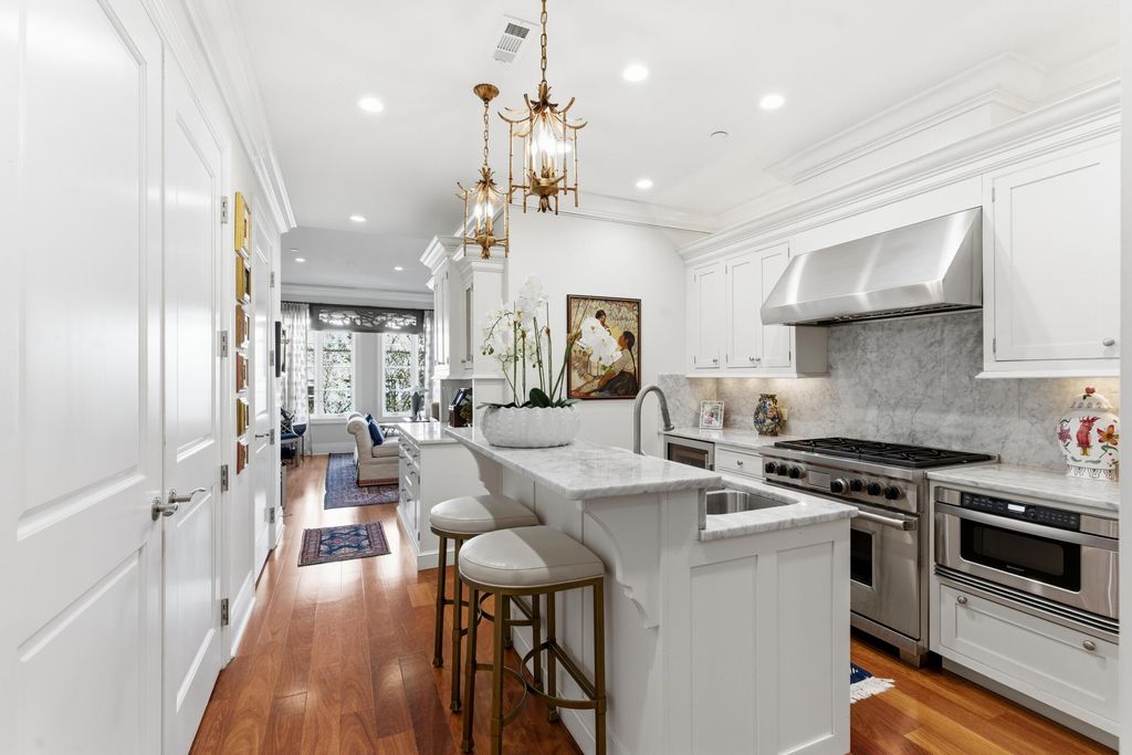 Image 2 of property listing at 2 Laurens Street 3 E, Charleston, SC 29401