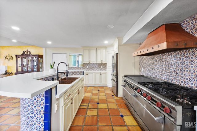 552 Pepper Drive, Bakersfield, CA 93307