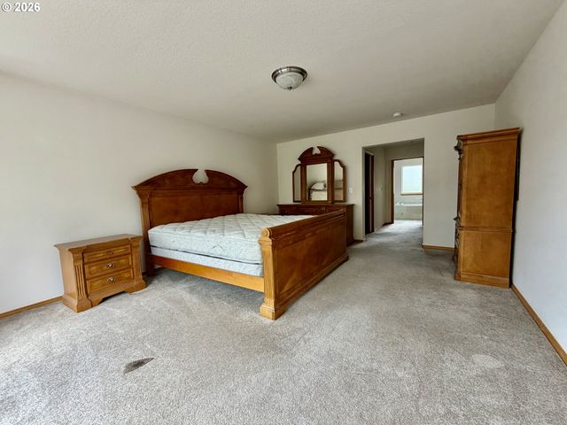 12289 Sw HOLLOW Ln, Portland, OR 97223