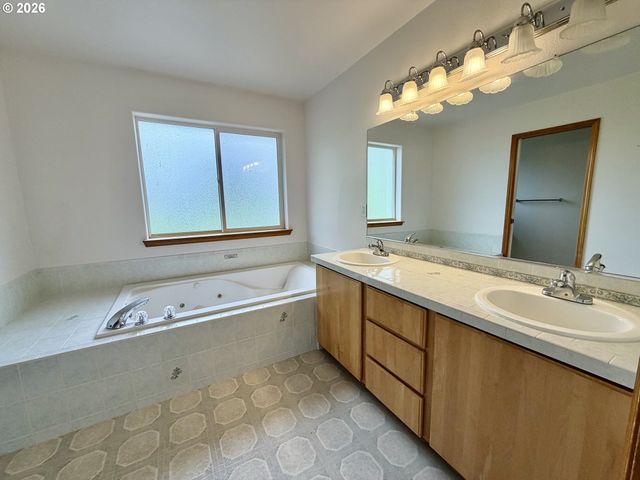 12289 Sw HOLLOW Ln, Portland, OR 97223