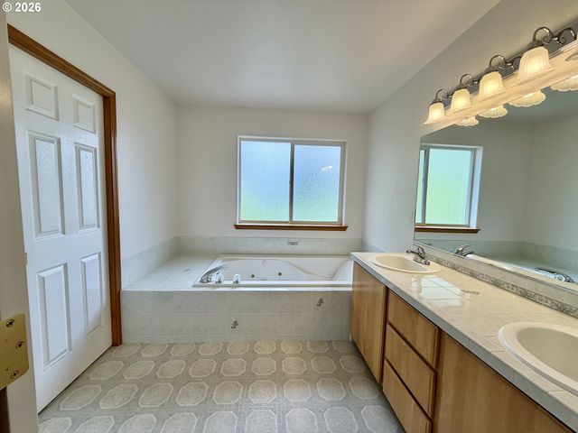 12289 Sw HOLLOW Ln, Portland, OR 97223