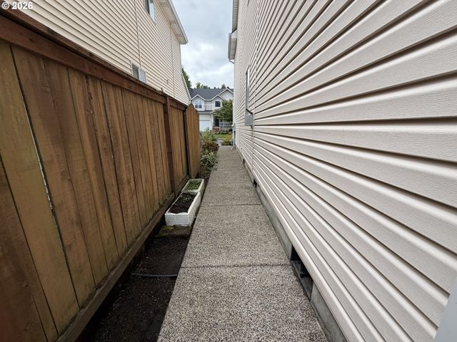 12289 Sw HOLLOW Ln, Portland, OR 97223