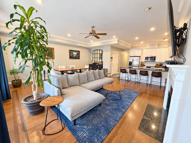 2052 W BELMONT Avenue 3, Chicago, IL 60618