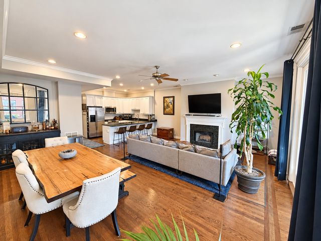 2052 W BELMONT Avenue 3, Chicago, IL 60618