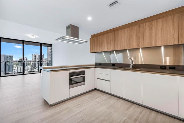 1000 Brickell Plaza 2304, Miami, FL 33131