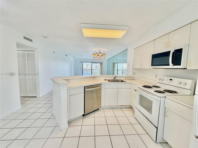 2334 S Cypress Bend Dr 505, Pompano Beach, FL 33069