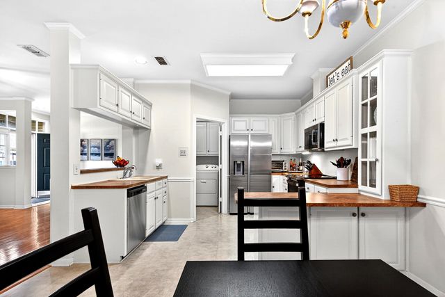 306 HAMPTON CT, Longview, TX 75605