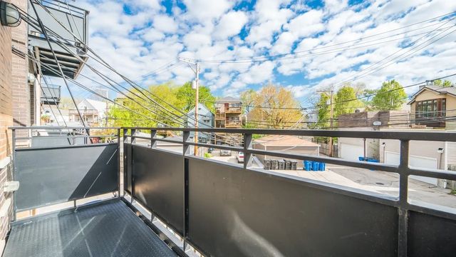 2933 N Clybourn Avenue 204, Chicago, IL 60618