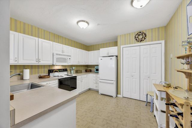 10 Oak Glen Village, Yarmouth Port, MA 02675