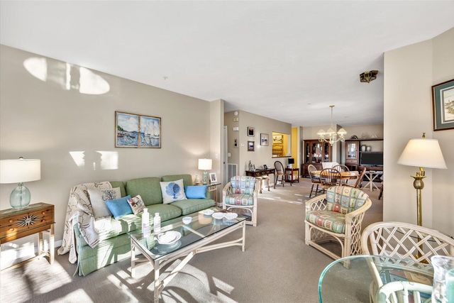 10 Oak Glen Village, Yarmouth Port, MA 02675