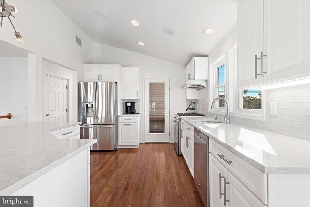 706 S BAY AVE, Beach Haven, NJ 08008