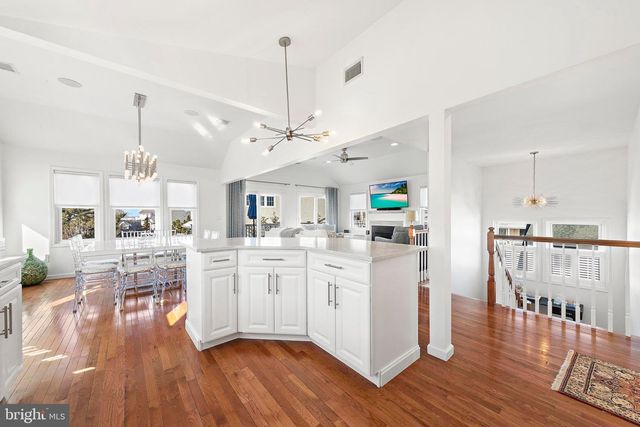 706 S BAY AVE, Beach Haven, NJ 08008