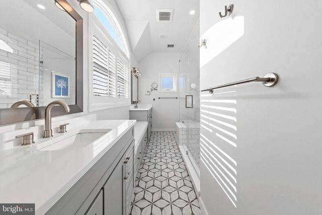 706 S BAY AVE, Beach Haven, NJ 08008