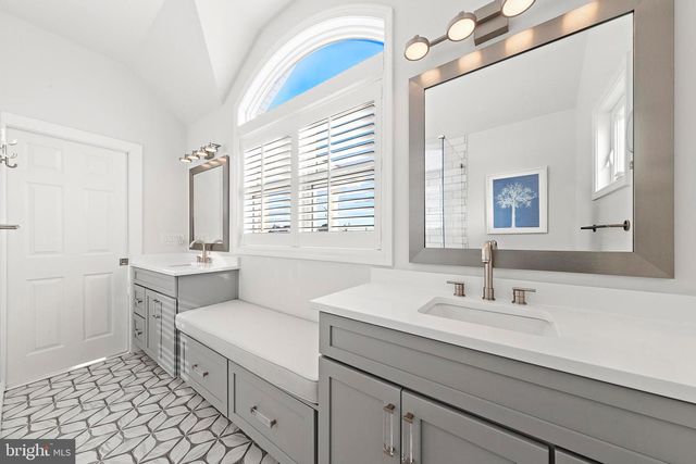 706 S BAY AVE, Beach Haven, NJ 08008