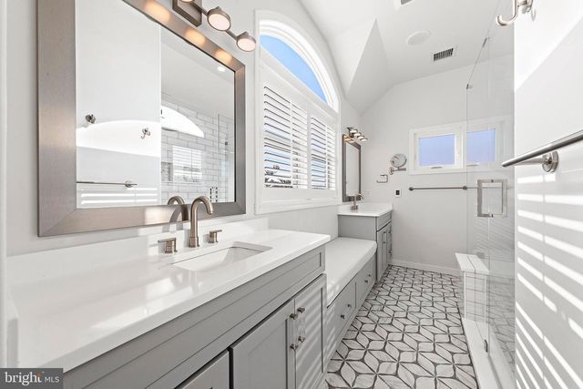 706 S BAY AVE, Beach Haven, NJ 08008