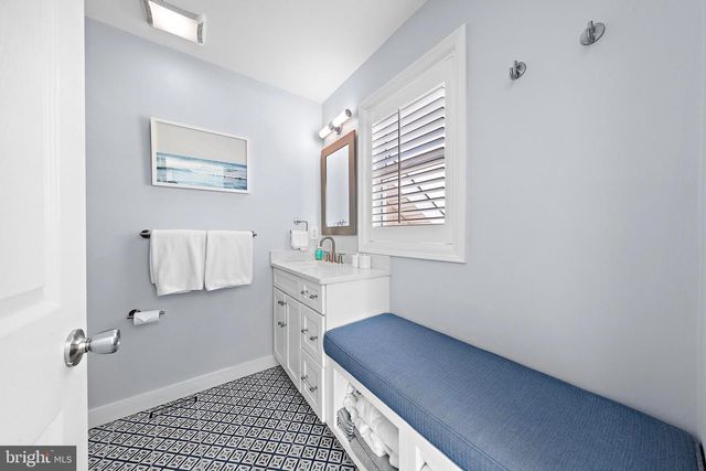 706 S BAY AVE, Beach Haven, NJ 08008