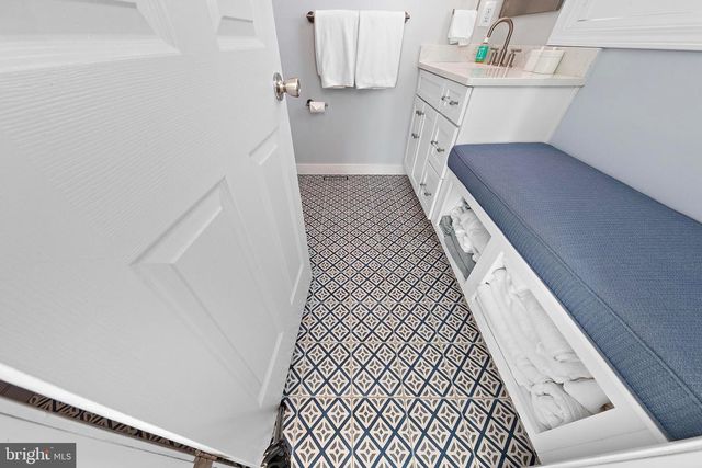 706 S BAY AVE, Beach Haven, NJ 08008