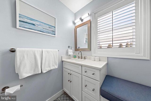 706 S BAY AVE, Beach Haven, NJ 08008