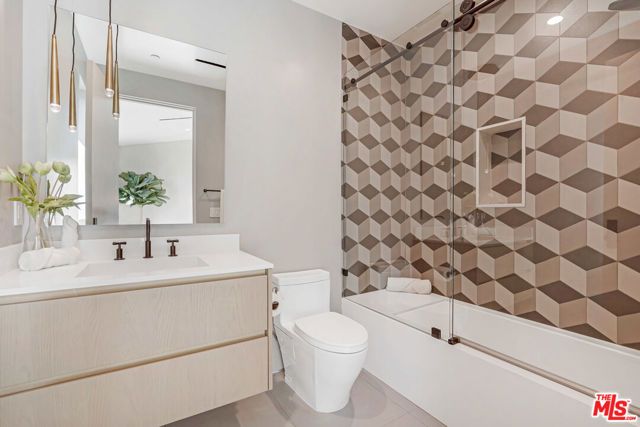 318 S Medio Drive, Los Angeles, CA 90049