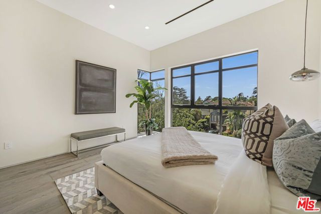 318 S Medio Drive, Los Angeles, CA 90049