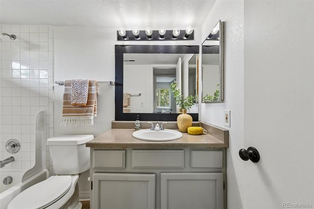 1075 S Elkhart Way 202, Aurora, CO 80012