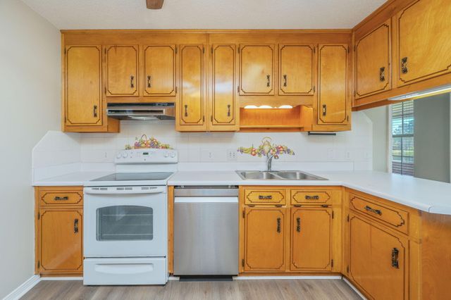 402 Ten Lake Drive, Defuniak Springs, FL 32433