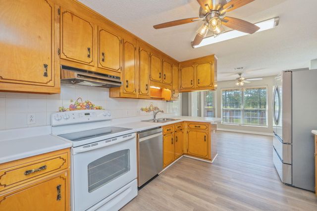 402 Ten Lake Drive, Defuniak Springs, FL 32433