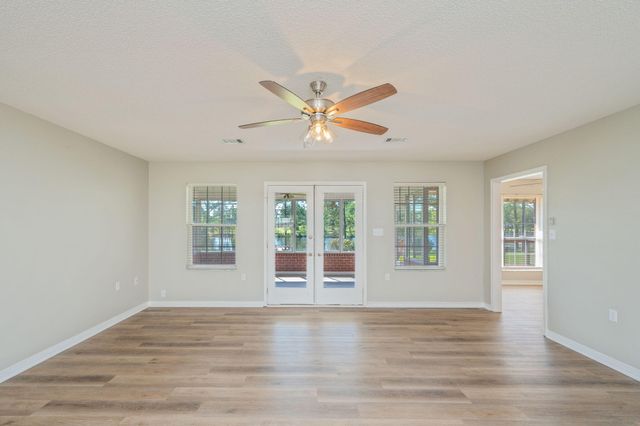 402 Ten Lake Drive, Defuniak Springs, FL 32433