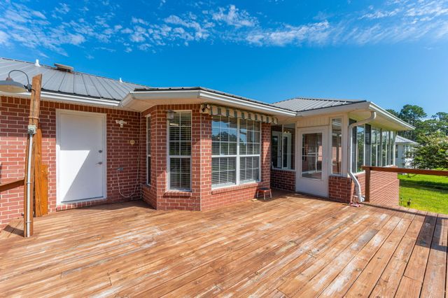 402 Ten Lake Drive, Defuniak Springs, FL 32433