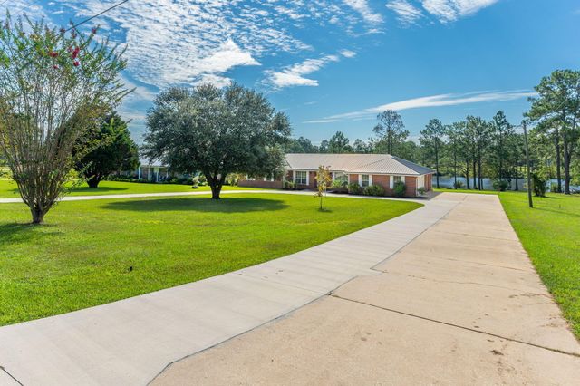 402 Ten Lake Drive, Defuniak Springs, FL 32433