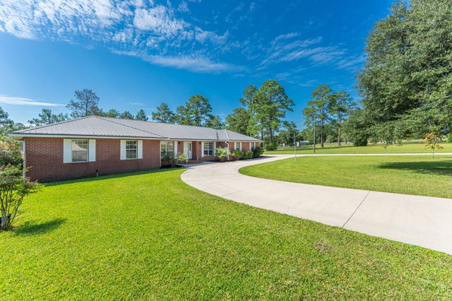 402 Ten Lake Drive, Defuniak Springs, FL 32433