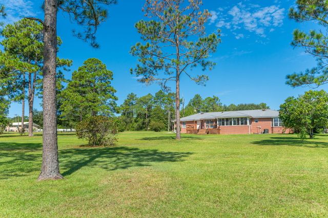402 Ten Lake Drive, Defuniak Springs, FL 32433
