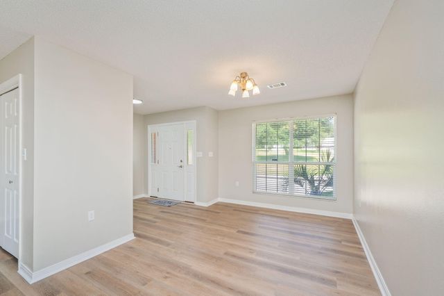 402 Ten Lake Drive, Defuniak Springs, FL 32433