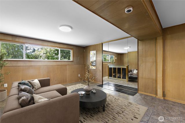 203 105th Avenue SE, Bellevue, WA 98004