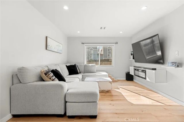 17731 Burbank Boulevard, Encino, CA 91316