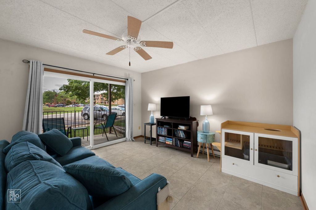 649 N Briar Hill Lane 1, Addison, IL 60101 — photo 4